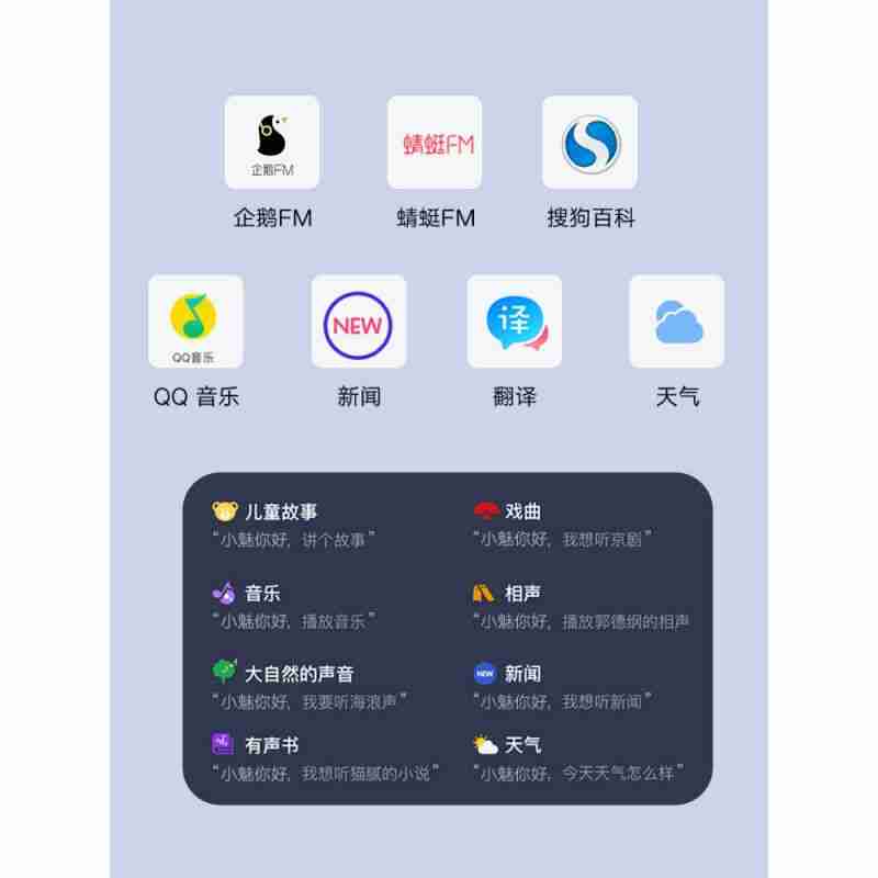 灰白相间的苍鹭幼鸟在成鸟的羽翼下休憩,而在芦苇丛下,一群鱼儿正欢快地游来游去。